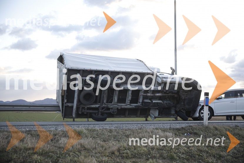 Močan veter pustošil po Kranju