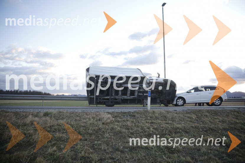 Močan veter pustošil po Kranju