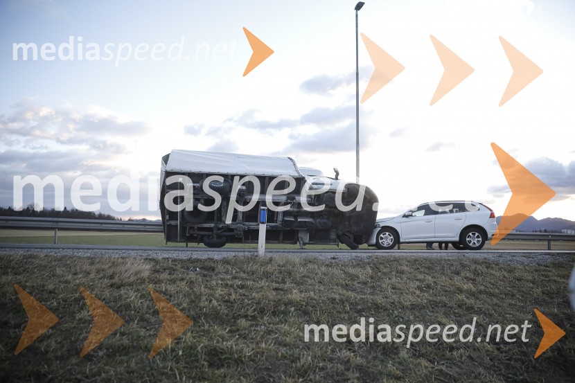 Močan veter pustošil po Kranju