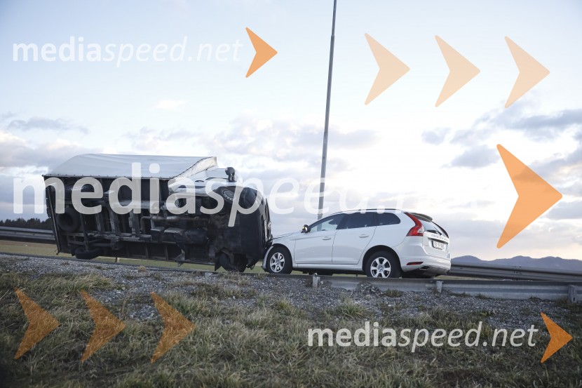 Močan veter pustošil po Kranju