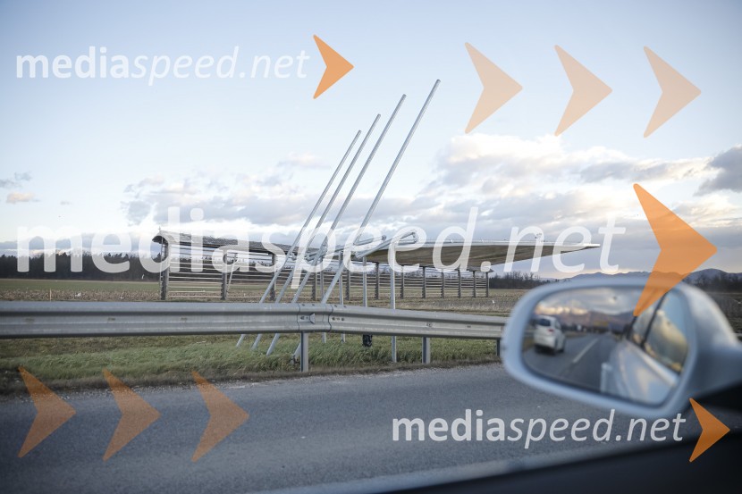 Močan veter pustošil po Kranju