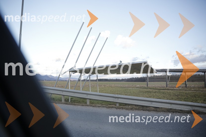 Močan veter pustošil po Kranju