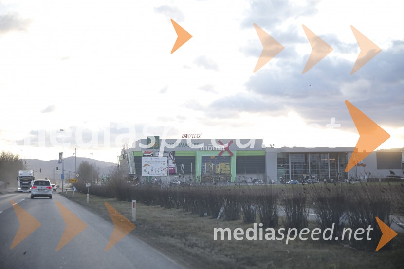 Močan veter pustošil po Kranju