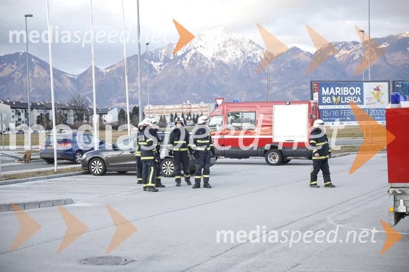 Močan veter pustošil po Kranju