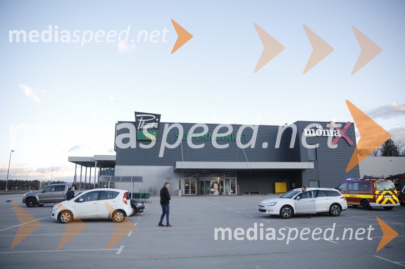 Močan veter pustošil po Kranju