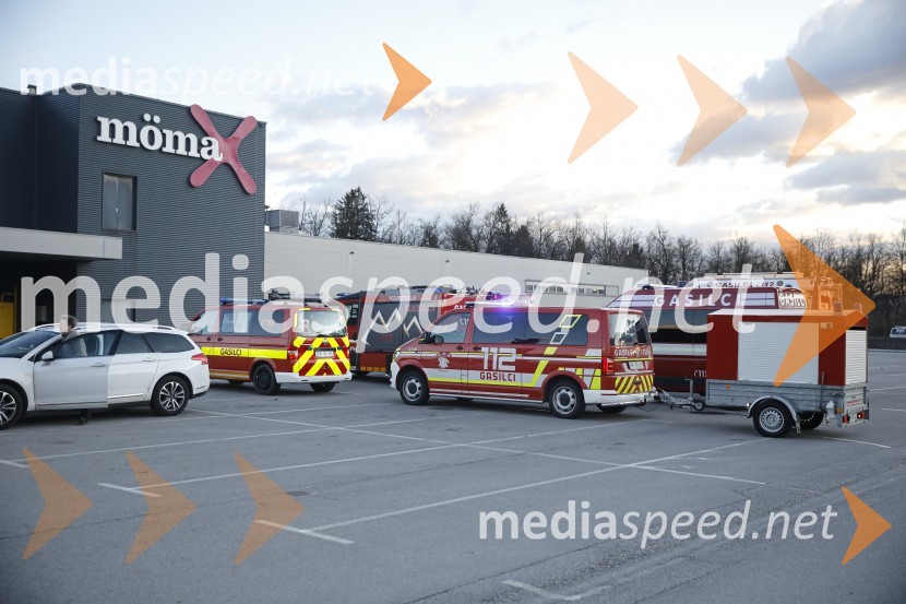 Močan veter pustošil po Kranju