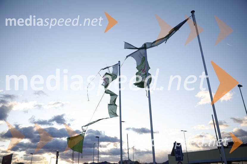 Močan veter pustošil po Kranju