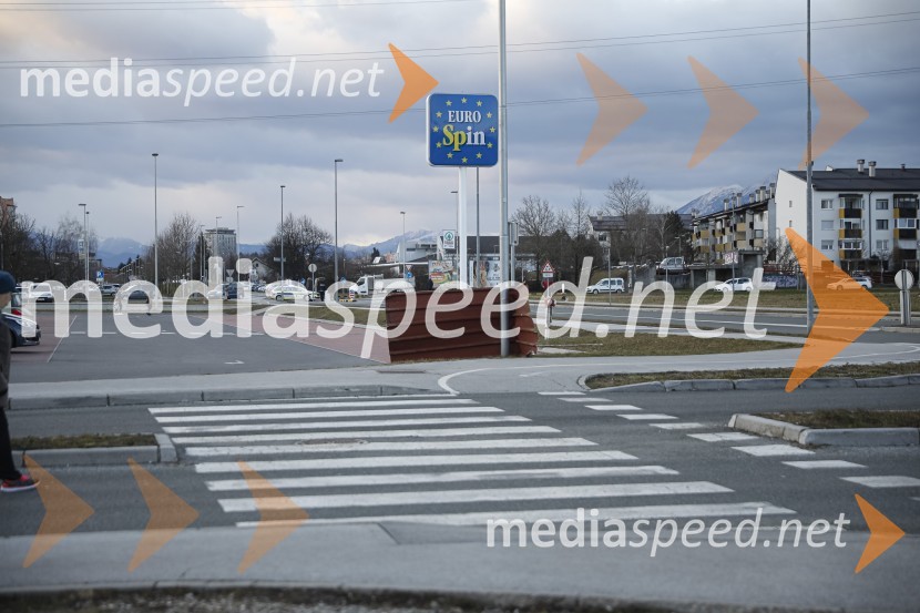 Močan veter pustošil po Kranju