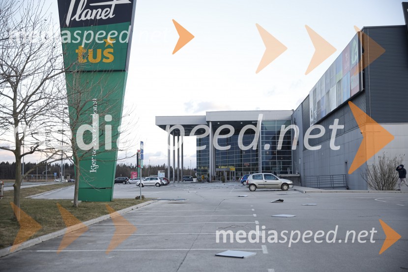 Močan veter pustošil po Kranju