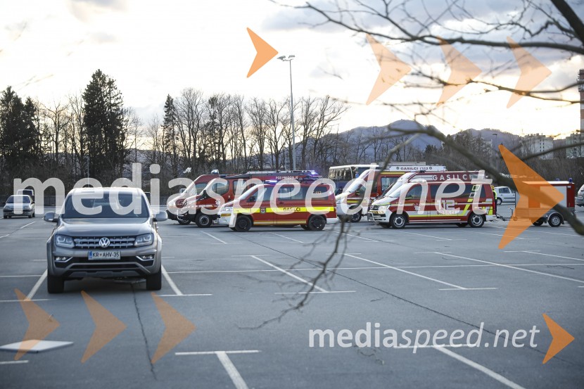 Močan veter pustošil po Kranju