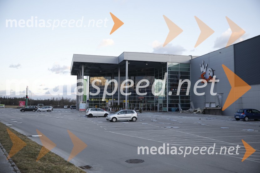 Močan veter pustošil po Kranju