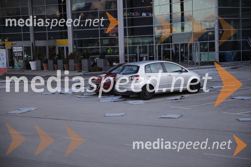 Močan veter pustošil po Kranju