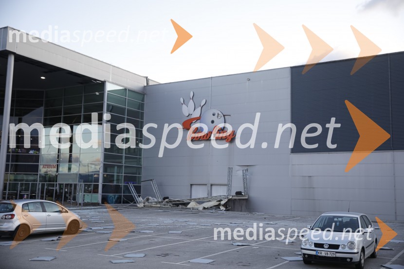 Močan veter pustošil po Kranju