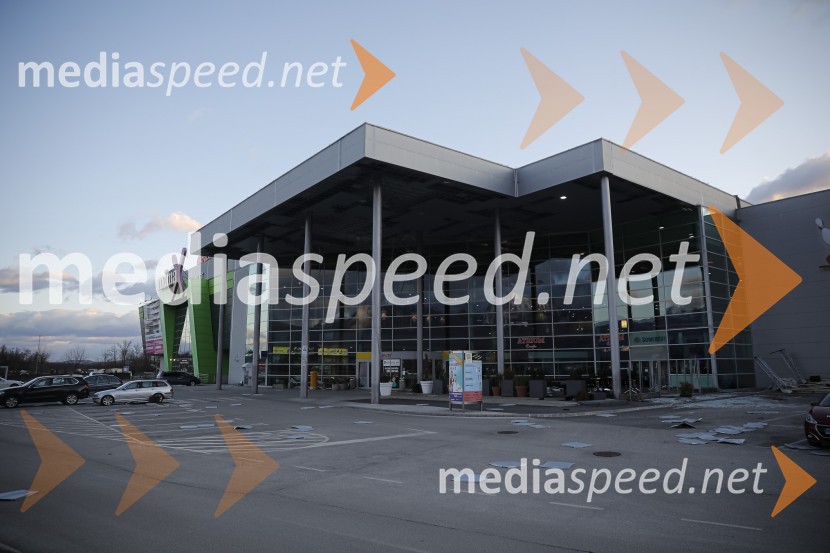 Močan veter pustošil po Kranju