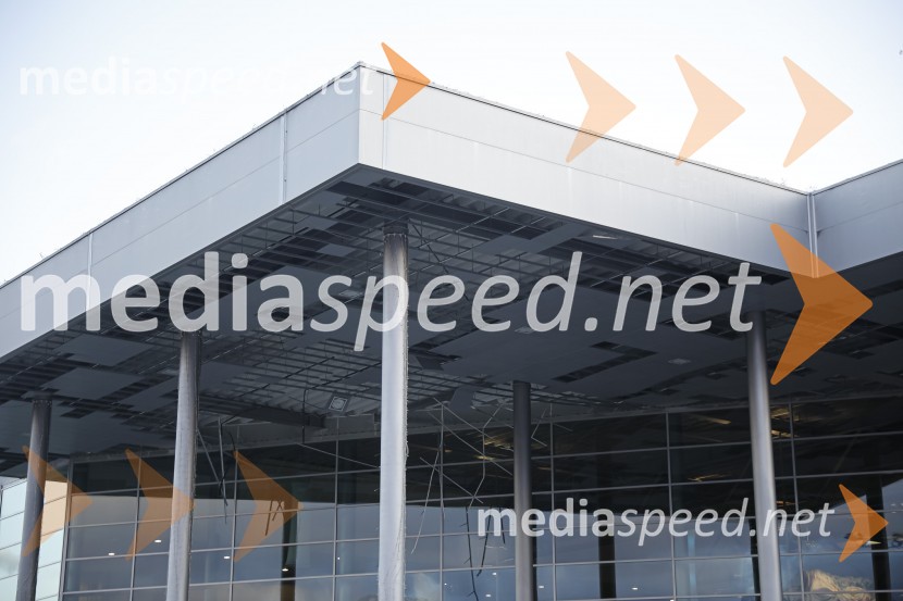 Močan veter pustošil po Kranju