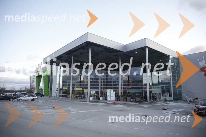 Močan veter pustošil po Kranju