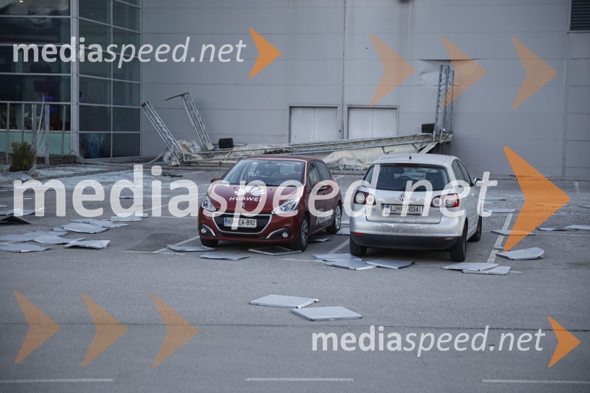 Močan veter pustošil po Kranju