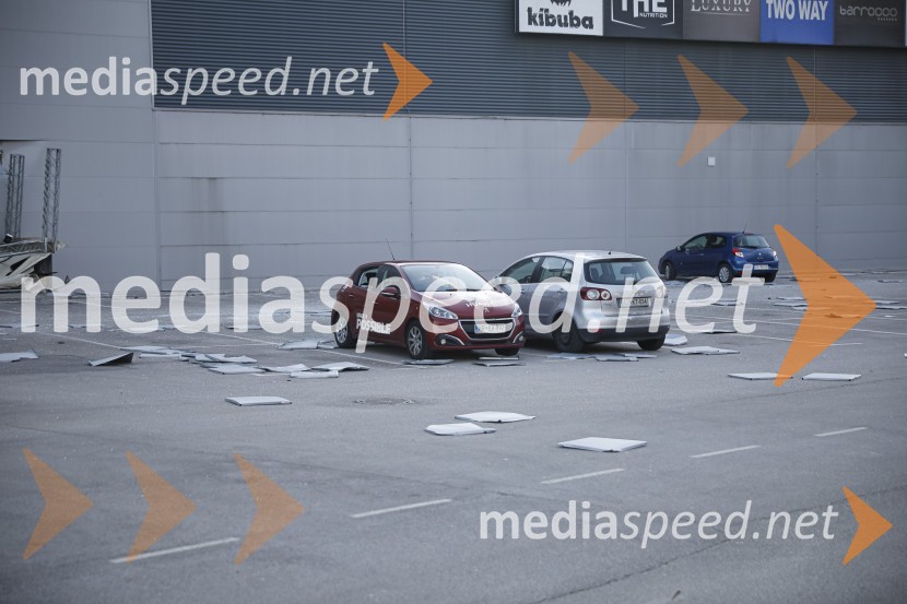 Močan veter pustošil po Kranju