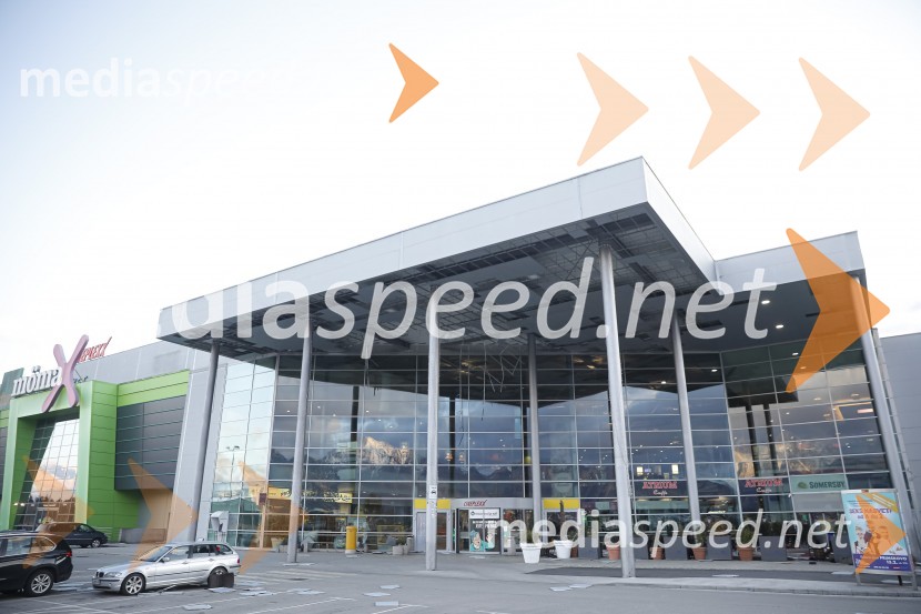 Močan veter pustošil po Kranju