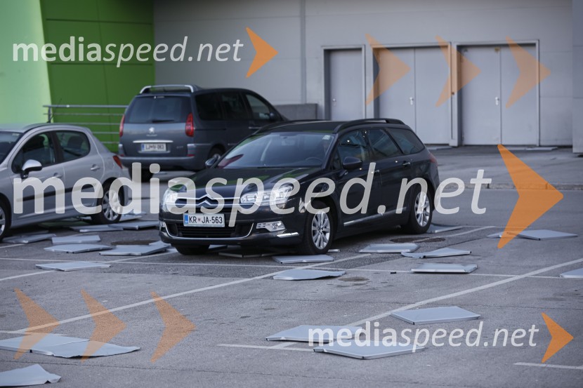 Močan veter pustošil po Kranju