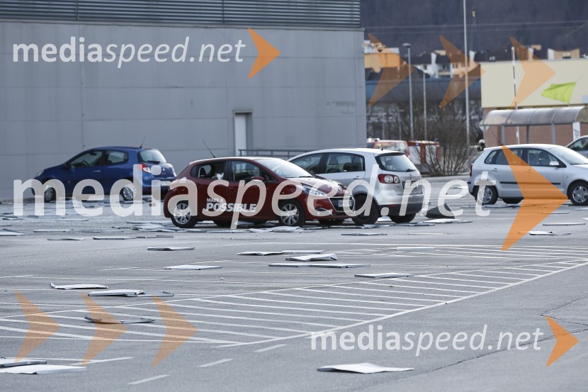 Močan veter pustošil po Kranju