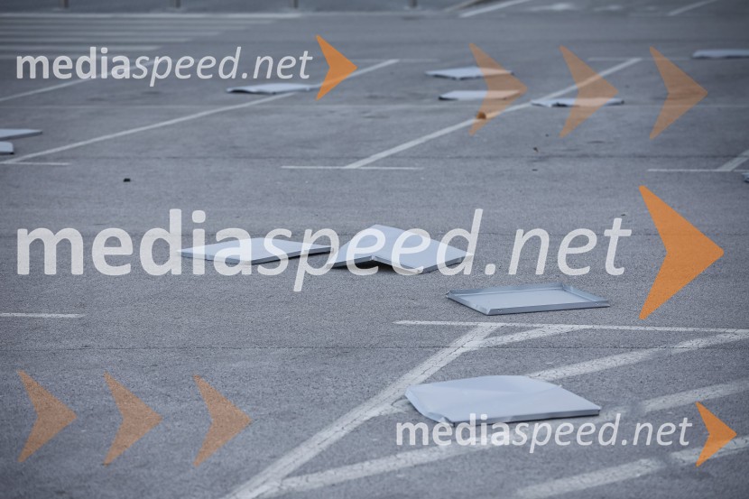 Močan veter pustošil po Kranju