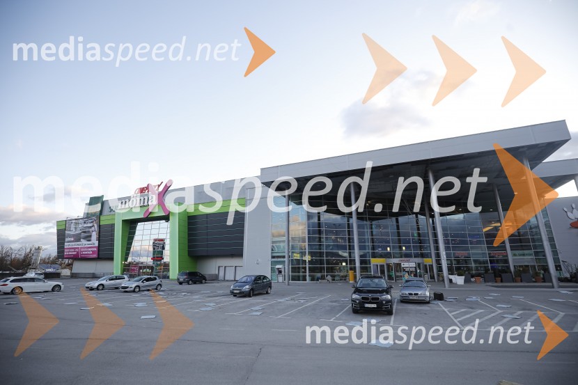 Močan veter pustošil po Kranju