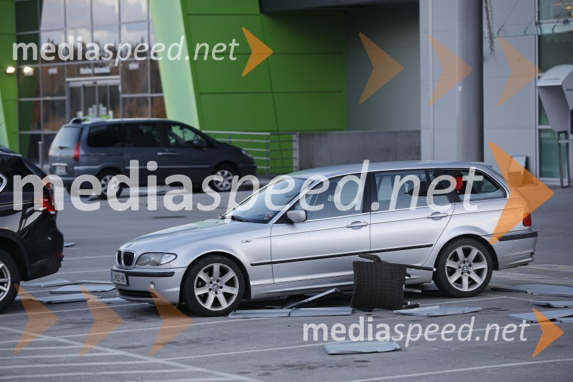 Močan veter pustošil po Kranju