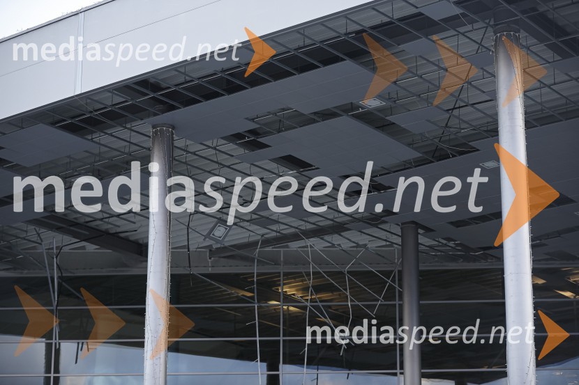 Močan veter pustošil po Kranju