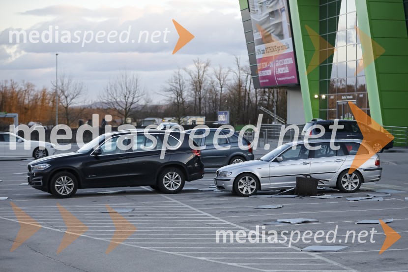 Močan veter pustošil po Kranju