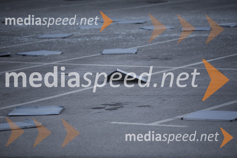 Močan veter pustošil po Kranju