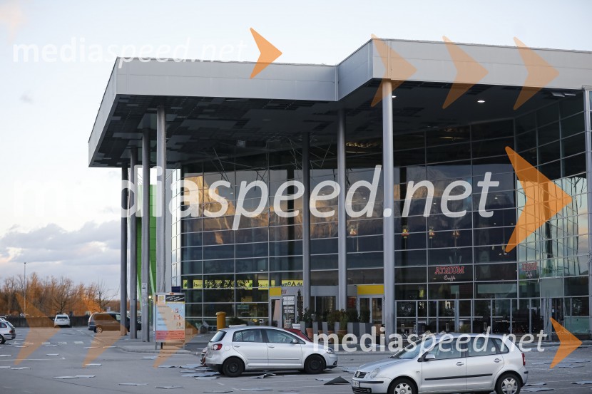 Močan veter pustošil po Kranju