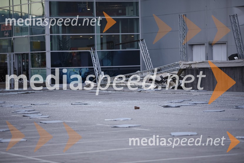 Močan veter pustošil po Kranju