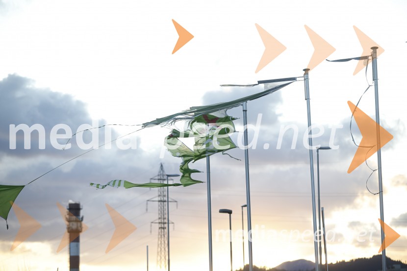 Močan veter pustošil po Kranju