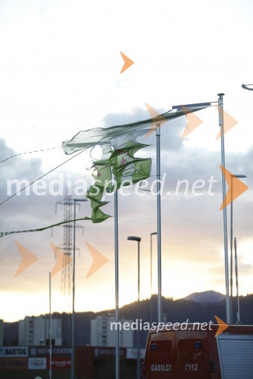 Močan veter pustošil po Kranju