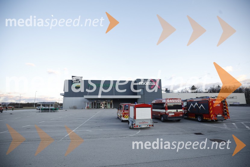 Močan veter pustošil po Kranju