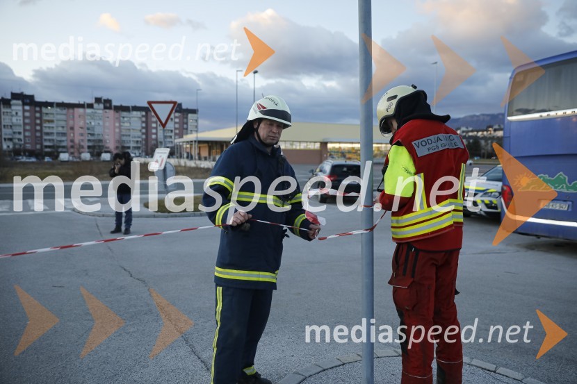 Močan veter pustošil po Kranju