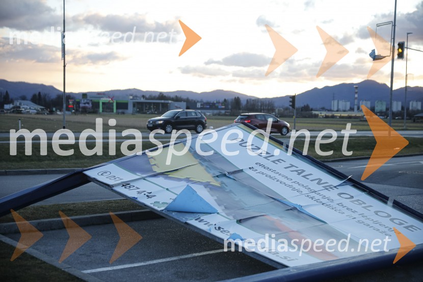 Močan veter pustošil po Kranju