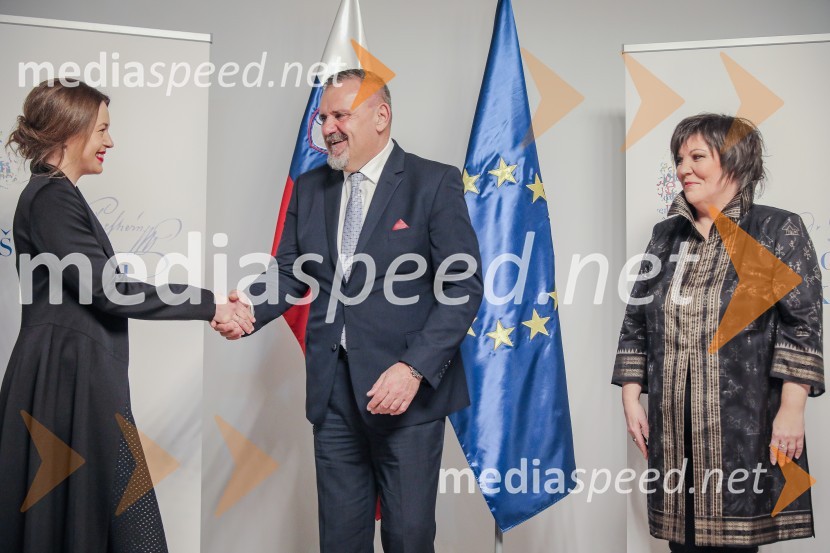  Nina Ivanišin Janežič, igralka; mag. Zoran Poznič, minister za kulturo RS;  Ira Ratej, dramaturginjaPodelitev Prešernovih nagrad ob slovenskem kulturnem prazniku