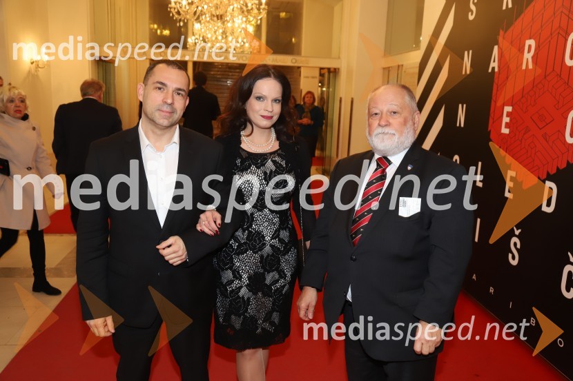 mag. Dejan Kaloh, soustanovitelj portala Politikis, poslanec SDS;  Natalija Kaloh;  ... Simon Boccanegra, premiera opere SNG Maribor