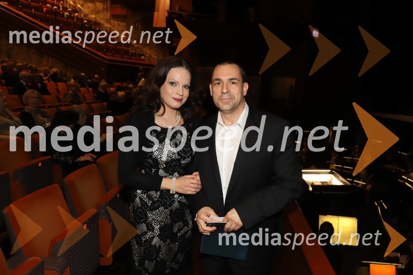  Natalija Kaloh; mag. Dejan Kaloh, soustanovitelj portala Politikis, poslanec SDSSimon Boccanegra, premiera opere SNG Maribor