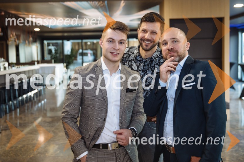  Rok Makovec, IT Melona;  Roman Čretnik, IT Melona;  Gaber Marolt, NLP centerDigitalni laboratorij: Uporabni recepti za večjo prodajo na spletu