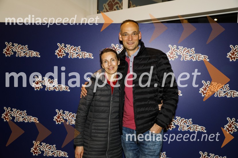  Mojca Salkič;  Aleksander Salkič, vodja službe za odnose z javnostmi PetrolErotika po Emeršiču, premiera predstave Bojana Emeršiča