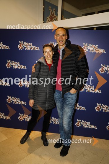  Mojca Salkič;  Aleksander Salkič, vodja službe za odnose z javnostmi PetrolErotika po Emeršiču, premiera predstave Bojana Emeršiča