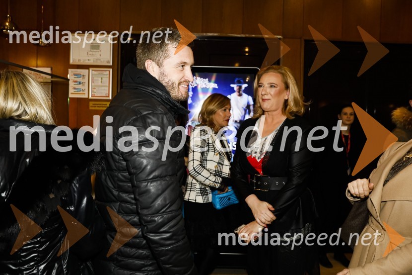  Denis Avdić, voditelj;  Urška Alič, ustanoviteljica in direktorica Špas teatraErotika po Emeršiču, premiera predstave Bojana Emeršiča