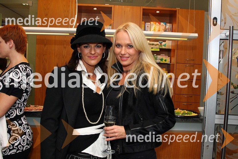 Nataša Dobelšek, manekenka in novinarka in Barbara Zajc – Bonnie, fotografinjaPrvi rojstni dan Dermatološko medicinskega centra Dimnik - Žgavec