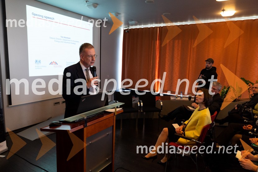  Tim  Abrahams, podjetnik;  Sophie Honey, veleposlanica Združenega kraljestva Velika Britanija in Severna Irska v Republiki SlovenijiTea with Reason