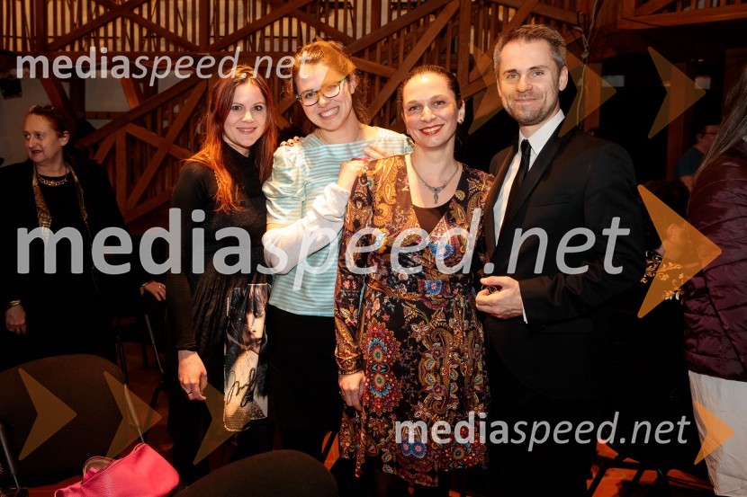  Eva Belčič, vodja marketinga in odnosov z javnostmi, Prešernovo gledališče Kranj;  Kristina Mihelj, dramaturginja;  Gaja Kryštufek Gostiša, poslovna sekretarka, Prešernovo Gledališče Kranj;  Milan Golob, direktor, Šentjakobsko gledališče Večja od vseh, premiera monodrame Prešernovo gledališče Kranj