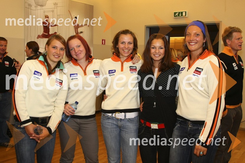 …, Maruša Ferk, Vanja Brodnik, Ana Kobal in Petra Robnik, alpske smučarkeSlovenska smučarska reprezentanca - predstavitev za sezono 2008/09