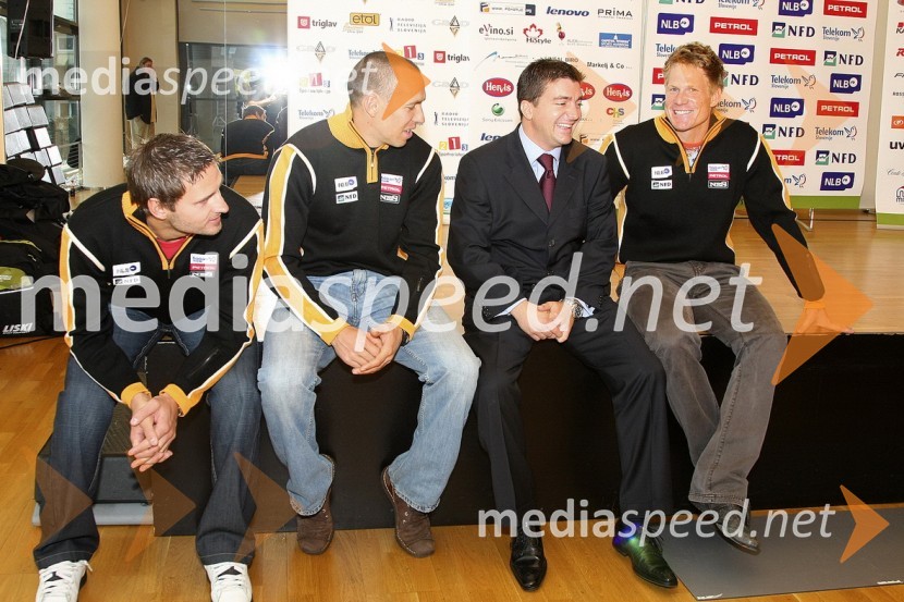 Aleš Gorza, Mitja Valenčič, Bernard Vajdič, alpski smučarji z Urbanom Lavrenčičem, novinarjem TV SlovenijaSlovenska smučarska reprezentanca - predstavitev za sezono 2008/09